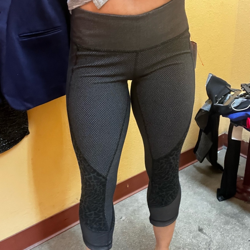 Lululemon capri leggings size 6 excellent  condition!